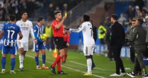 الحكم غارسيا فيردورا ينذر فينيسيوس في مباراة ريال مدريد وألافيس.