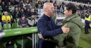 مدير فريق راسينغ، خوسيه ألبرتو (يسار)، ومدير فريق فياريال، مارسيلينو، يتبادلان التحية قبل بداية مباراة الكأس في ملعب إل ساردينيرو.