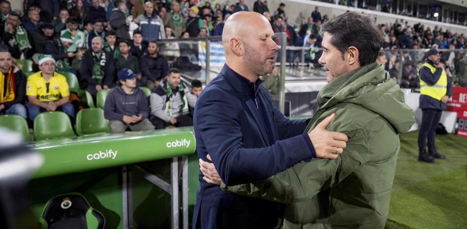 مدير فريق راسينغ، خوسيه ألبرتو (يسار)، ومدير فريق فياريال، مارسيلينو، يتبادلان التحية قبل بداية مباراة الكأس في ملعب إل ساردينيرو.