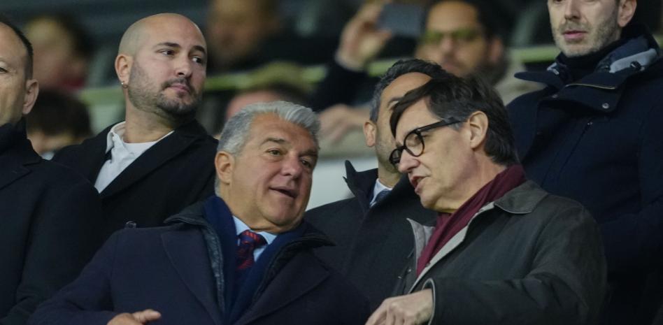 رئيس نادي برشلونة جوان لابورتا ورئيس الولاية سلفادور إيلا في مقصورة كبار الشخصيات قبل مباراة إسبانيول وبرشلونة