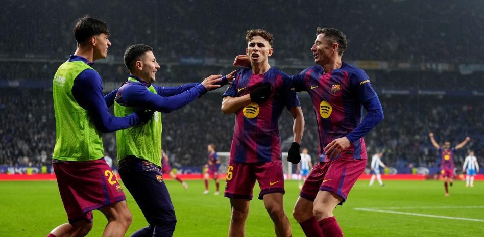 احتفل فيرمين لوبيز وروبرت ليفاندوفسكي بفوز برشلونة 2-0 على إسبانيول برفقة مارك بيرنال وروني باردجي.