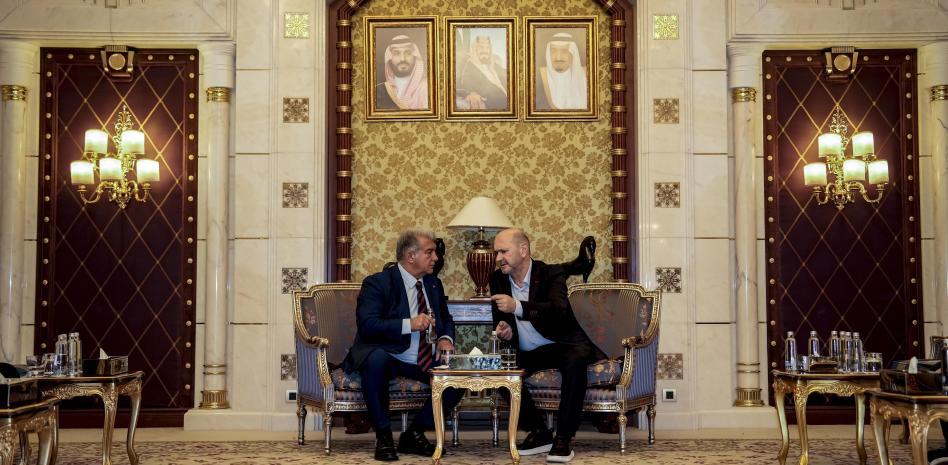 لابورتا ورئيس الاتحاد وجهًا لوجه 2 اجتماع نادي برشلونة مع ريال مدريد والاتحاد الإسباني لكرة القدم، خوان لابورتا ورافائيل لوزان.