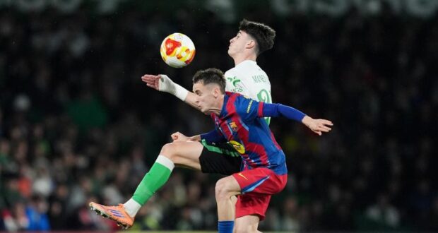 مانكس لوزانو يتنافس على الكرة مع مارك كاسادو في مباراة راسينغ وبرشلونة