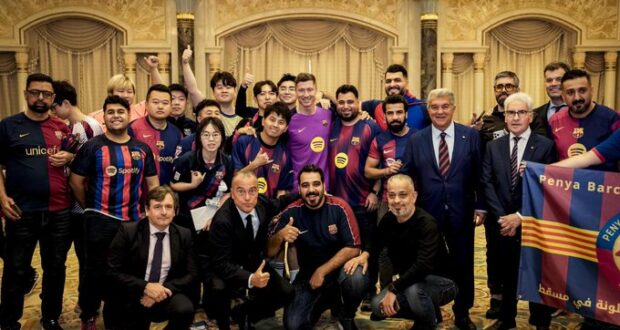 لابورتا و ليفاندوفسكي مع المشجعين