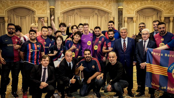 لابورتا يجعل جماهير آسيا تعيش ليلة تاريخية 1 لابورتا و ليفاندوفسكي مع المشجعين