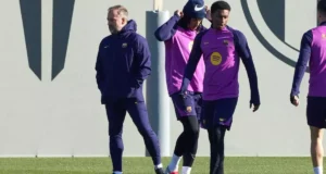 فليك، إلى جانب كوندي وبالدي، خلال جلسة تدريبية