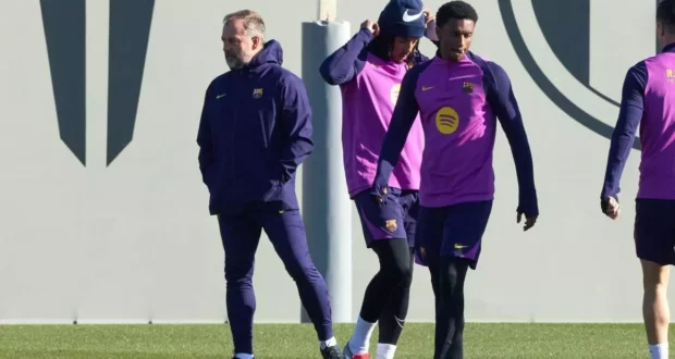 فليك، إلى جانب كوندي وبالدي، خلال جلسة تدريبية