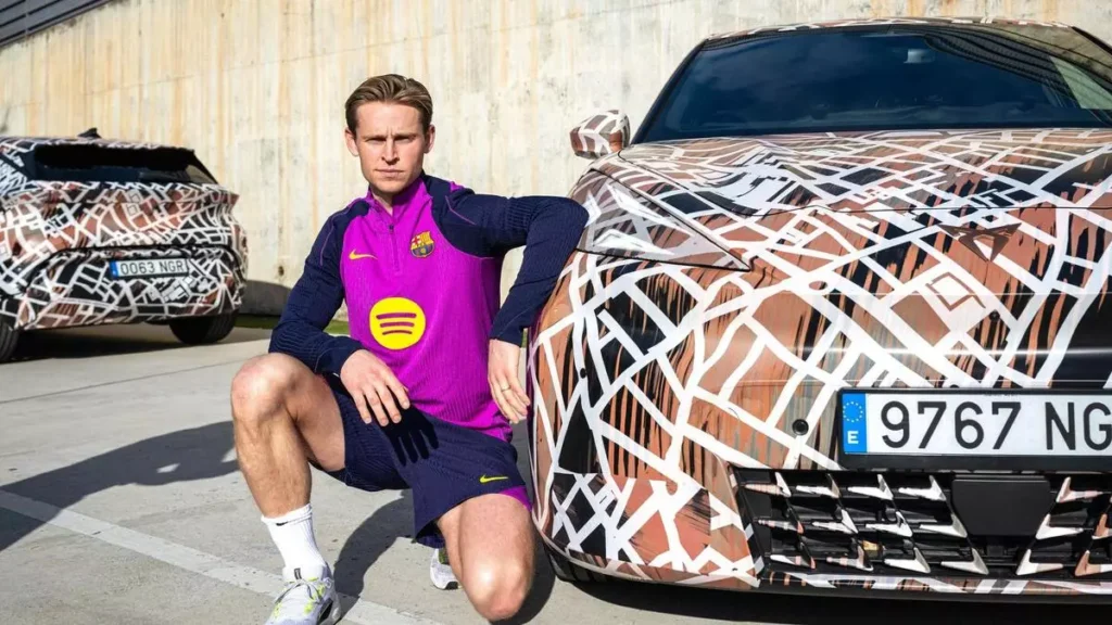 دي يونغ مع سيارة كوبرا رافال