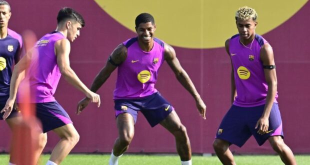 بيدري وراشفورد، إلى جانب لامين، خلال حصة تدريبية. انضم لاعب جزر الكناري واللاعب الإنجليزي إلى تدريبات الفريق.