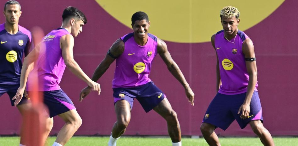 بيدري وراشفورد، إلى جانب لامين، خلال حصة تدريبية. انضم لاعب جزر الكناري واللاعب الإنجليزي إلى تدريبات الفريق.