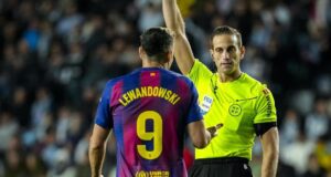 ألبيرولا روخاس يُظهر بطاقة لروبرت ليفاندوفسكي