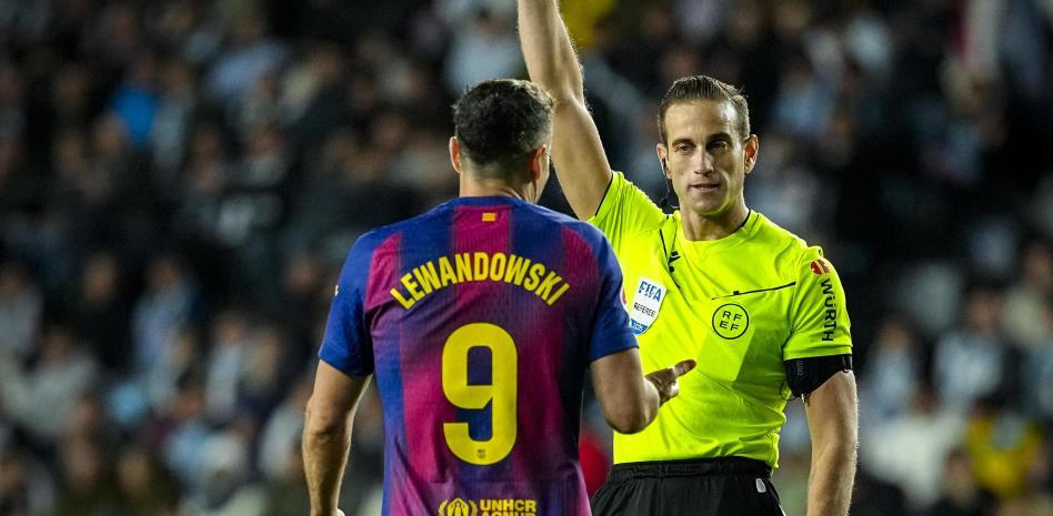 ألبيرولا روخاس يُظهر بطاقة لروبرت ليفاندوفسكي