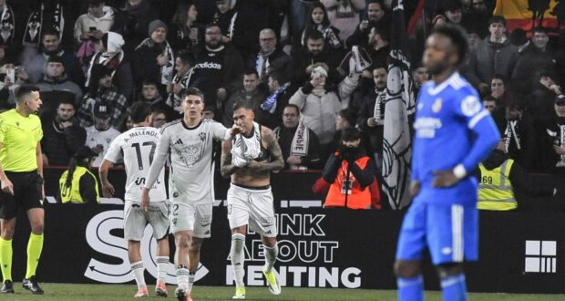 لاعبو ألباسيتي يحتفلون بالهدف الثالث لفريقهم خلال المباراة ضد ريال مدريد