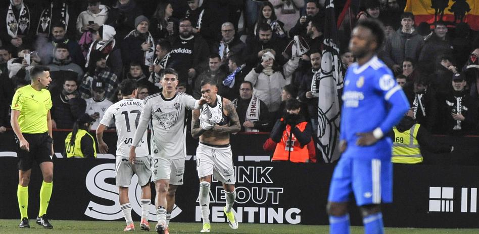 لاعبو ألباسيتي يحتفلون بالهدف الثالث لفريقهم خلال المباراة ضد ريال مدريد