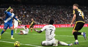 تظاهر فينيسيوس بالسقوط داخل منطقة جزاء رايو. لم ينخدع الحكم، لكنه لم يشهر له بطاقة صفراء أيضاً.