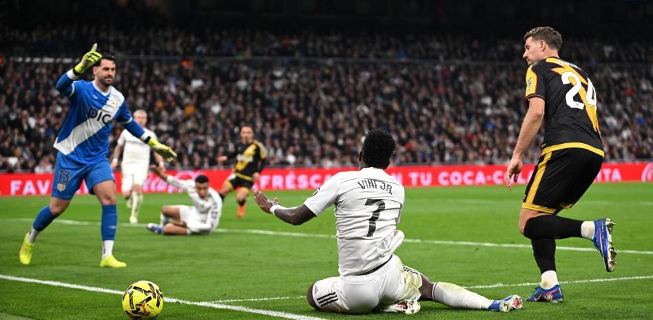 تظاهر فينيسيوس بالسقوط داخل منطقة جزاء رايو. لم ينخدع الحكم، لكنه لم يشهر له بطاقة صفراء أيضاً.