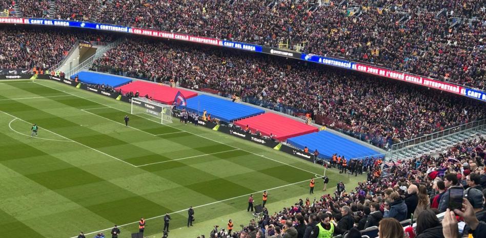 مدرج التشجيع لبرشلونة في الكامب نو