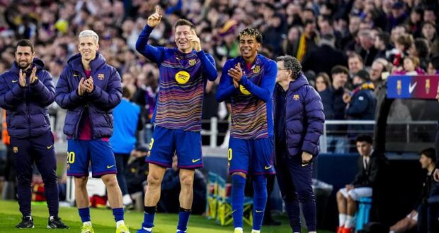 داني أولمو، وروبرت ليفاندوفسكي، ولامين يامال يحتفلون بهدف مارك بيرنال