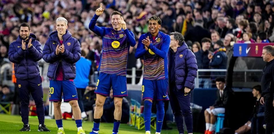 داني أولمو، وروبرت ليفاندوفسكي، ولامين يامال يحتفلون بهدف مارك بيرنال