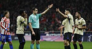 لاعبو برشلونة يحتجون أمام مارتينيز مونويرا