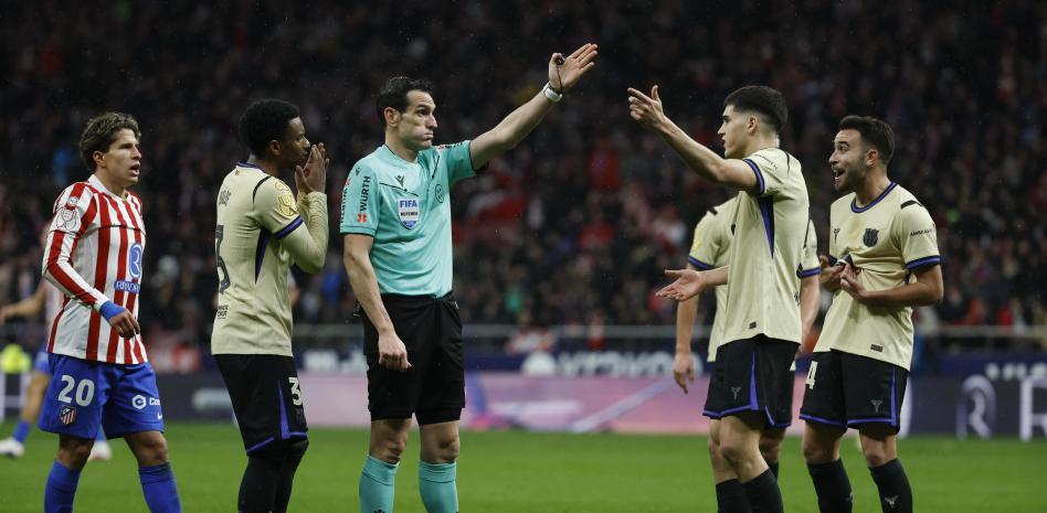 لاعبو برشلونة يحتجون أمام مارتينيز مونويرا