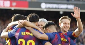 مارك بيرنال يحتفل بهدف، ودي يونغ سيسجل هدفاً لاحقاً