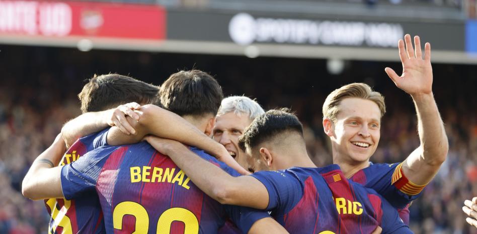 مارك بيرنال يحتفل بهدف، ودي يونغ سيسجل هدفاً لاحقاً