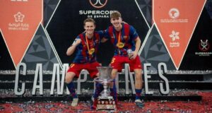 دي يونغ وتومي في احتفالات كأس السوبر الإسباني