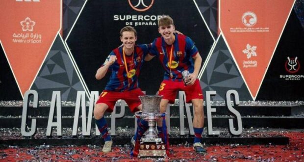 دي يونغ وتومي في احتفالات كأس السوبر الإسباني