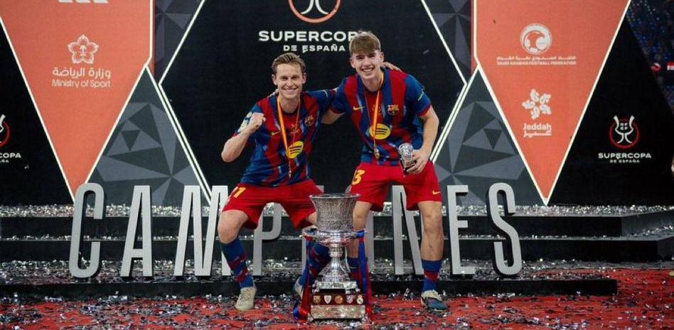 دي يونغ وتومي في احتفالات كأس السوبر الإسباني