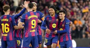 برشلونة يحتفل بهدف ليفاندوفسكي ضد فياريال