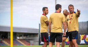 تياجو، وأرناو بلانكو، وهانسي فليك، خلال فترة ما قبل الموسم الماضي