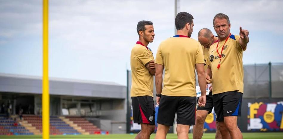 تياجو، وأرناو بلانكو، وهانسي فليك، خلال فترة ما قبل الموسم الماضي