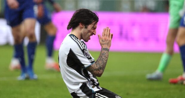 ساندرو تونالي، يعرب عن أسفه خلال مباراة نيوكاسل وإيفرتون