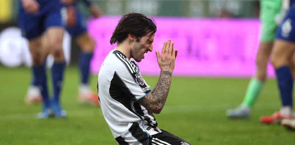 ساندرو تونالي، يعرب عن أسفه خلال مباراة نيوكاسل وإيفرتون