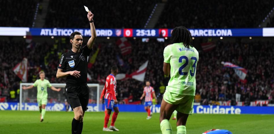 ريكاردو دي بورجوس في مباراة أتلتيكو وبرشلونة الموسم الماضي