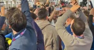 لاعبو برشلونة يقتحمون يوم التصويت مع لابورتا 4 HOZA7Id