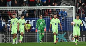 لاعبو برشلونة خلال هزيمتهم الأخيرة 4-2 أمام أوساسونا في ملعب إل سادار.