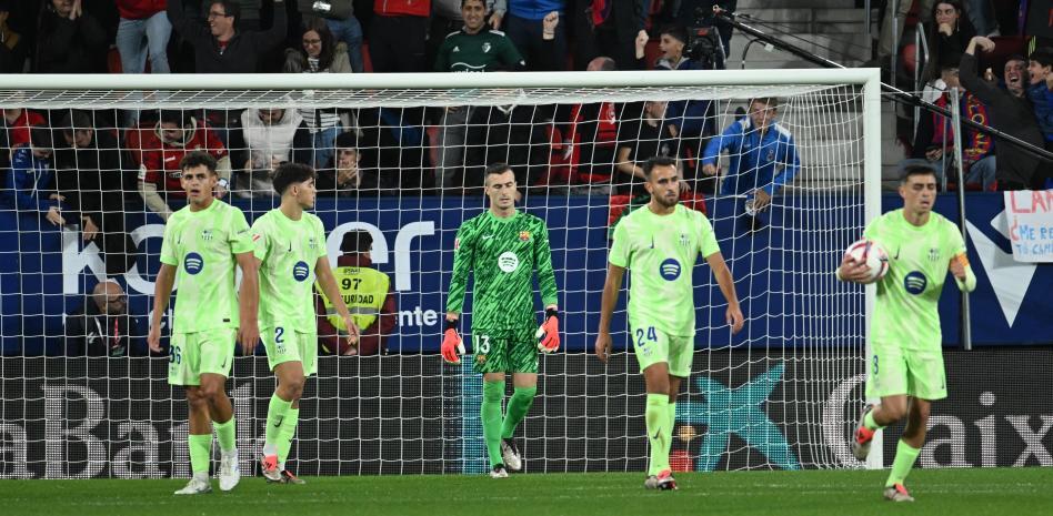 لاعبو برشلونة خلال هزيمتهم الأخيرة 4-2 أمام أوساسونا في ملعب إل سادار.