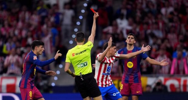 رسالة وجهها أتلتيكو مدريد للجنة الحكام بعد مباراة برشلونة 1 ماتيو بوسكيتس فيرير يشهر البطاقة الحمراء في وجه جيرارد مارتن.