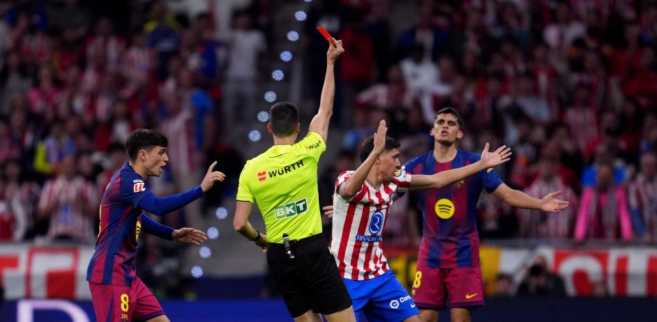 ماتيو بوسكيتس فيرير يشهر البطاقة الحمراء في وجه جيرارد مارتن.