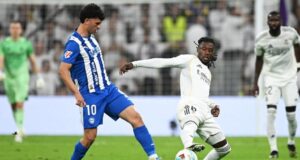 ألينيا وكامافينجا يتصارعان على الكرة خلال مباراة ريال مدريد وألافيس