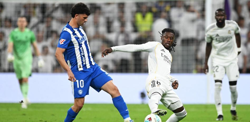 ألينيا وكامافينجا يتصارعان على الكرة خلال مباراة ريال مدريد وألافيس