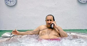 خيسوس جيل إي جيل، الرئيس السابق لنادي أتلتيكو مدريد، في حوض الاستحمام يتحدث على الهاتف