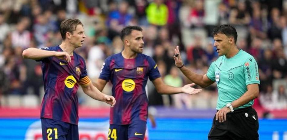 شهد أداء جيل مانزانو التحكيمي في نادي برشلونة هذا الموسم العديد من المباريات المثيرة للجدل