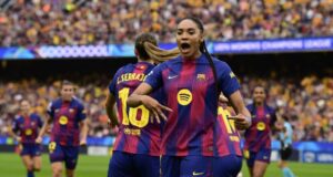 سلمى بارالويلو تحتفل بهدفه في مباراة برشلونة وبايرن ميونخ