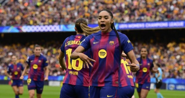 سلمى بارالويلو تحتفل بهدفه في مباراة برشلونة وبايرن ميونخ