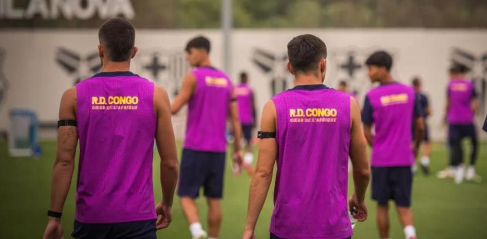 شعار كونغو في قميص تدريبات برشلونة