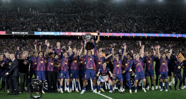 تتويج برشلونة بالليغا