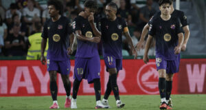 احتفال لاعبي برشلونة بالهدف ضد التشي